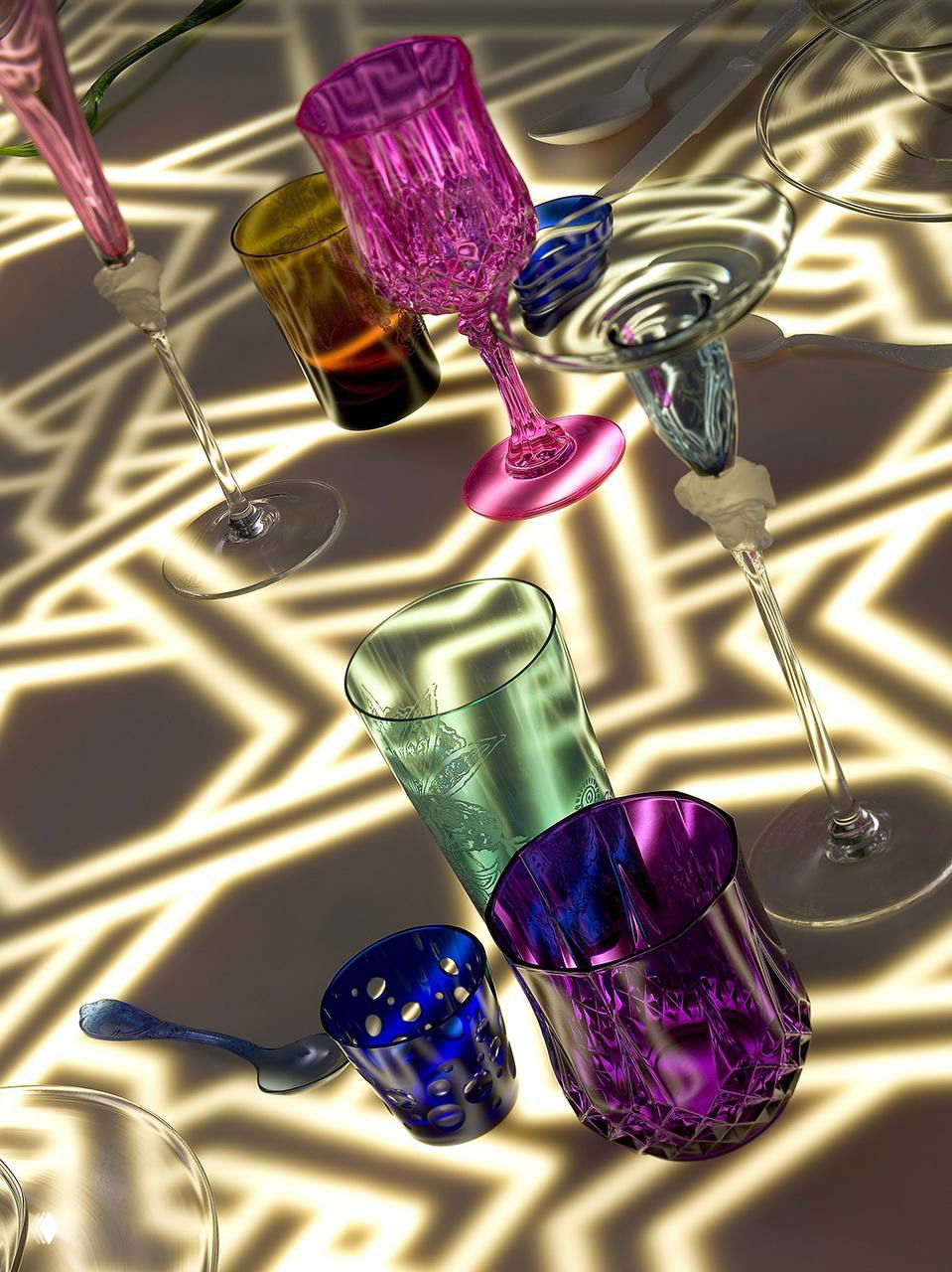 Набор разноцветных хрустальных бокалов и стеклянных предметов на отражающей поверхности со световым рисунком — деталь эстетики дома Новембре.