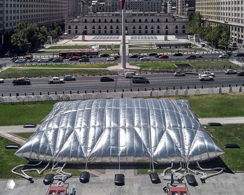 Искажённое изображение городской архитектуры с цифровыми артефактами и пикселизацией — выглядит как повреждённый или скомпрометированный файл