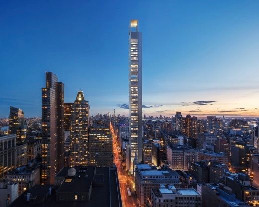 Очень тонкий и высокий небоскрёб на фоне городской панорамы Манхэттена в сумерках: стройная вертикальная композиция среди плотной застройки.