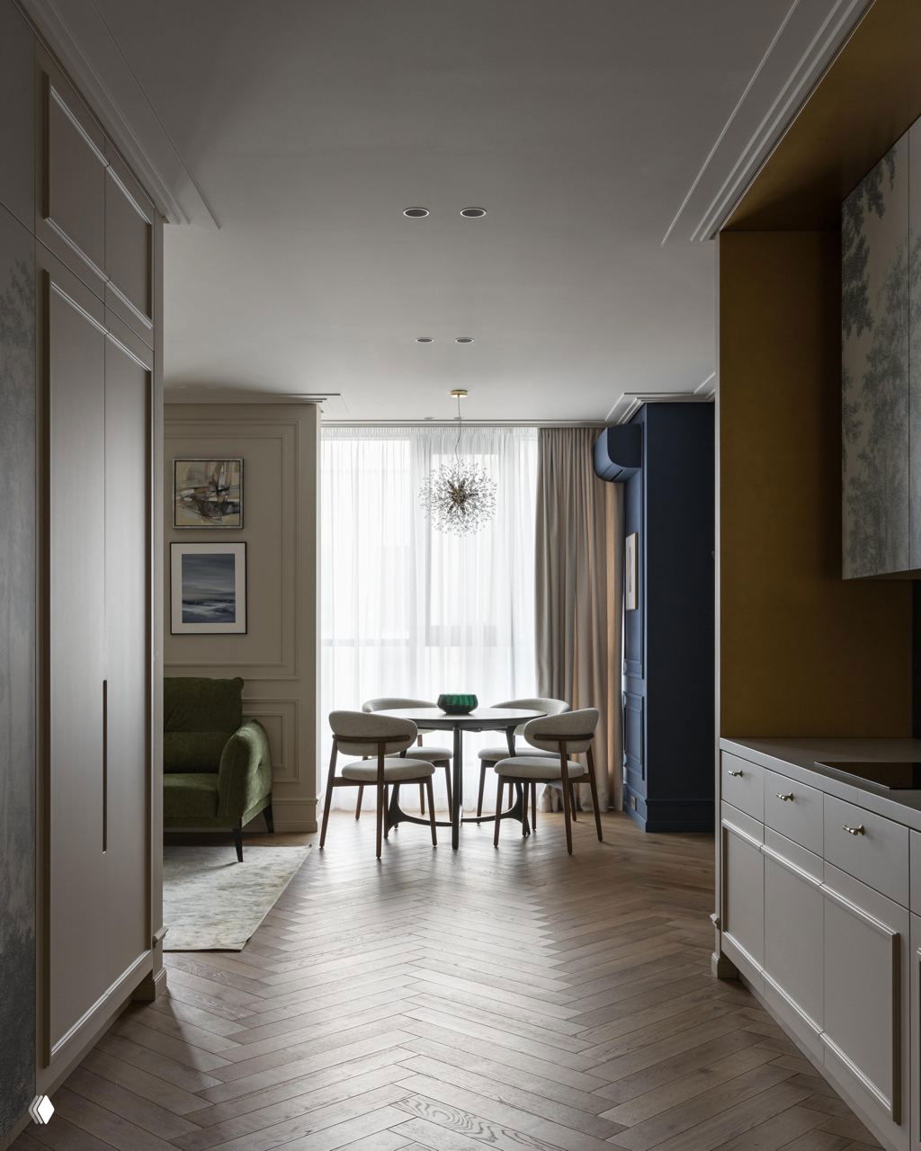 Вид коридора и столовой зоны со светлым паркетом «ёлочкой», обилием мягкого дневного света и продуманной зоной обеденного стола в квартире 125 м² в Челябинске.