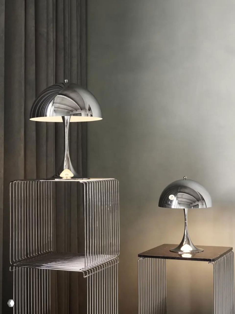 Хромированный торшер и металлические проволочные подставки с зеркальной поверхностью в минималистичном интерьере — яркие блики и индустриальный акцент.