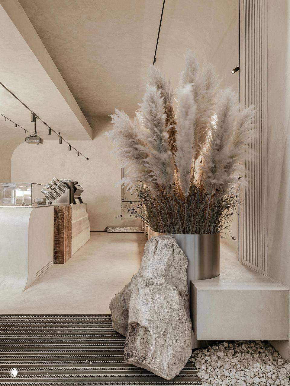 Общий план пространства с барной стойкой, проходом и мягким освещением; акцент на плавных архитектурных формах, напоминающих рампы скейт-парка.