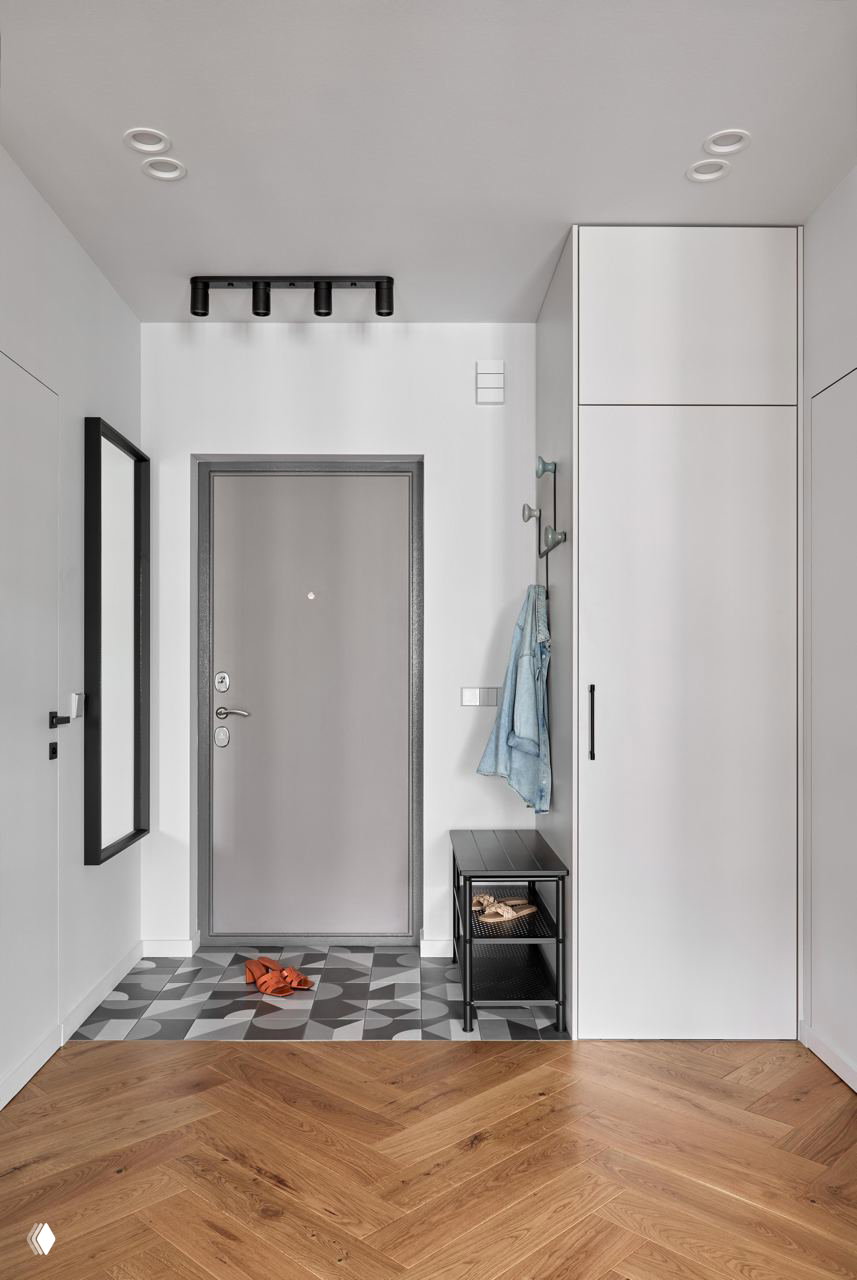 Кирпичная стена и зеркальный шкаф в квартире СПб