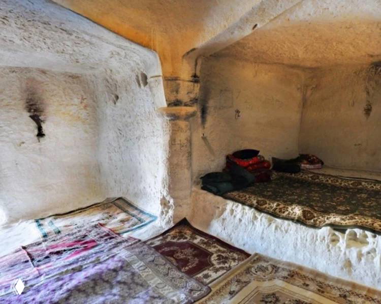 Ниши и лежанки в вырубленных помещениях: уютные углубления в мягком камне, украшенные коврами и подушками, использовавшиеся как места для созерцания и отдыха.