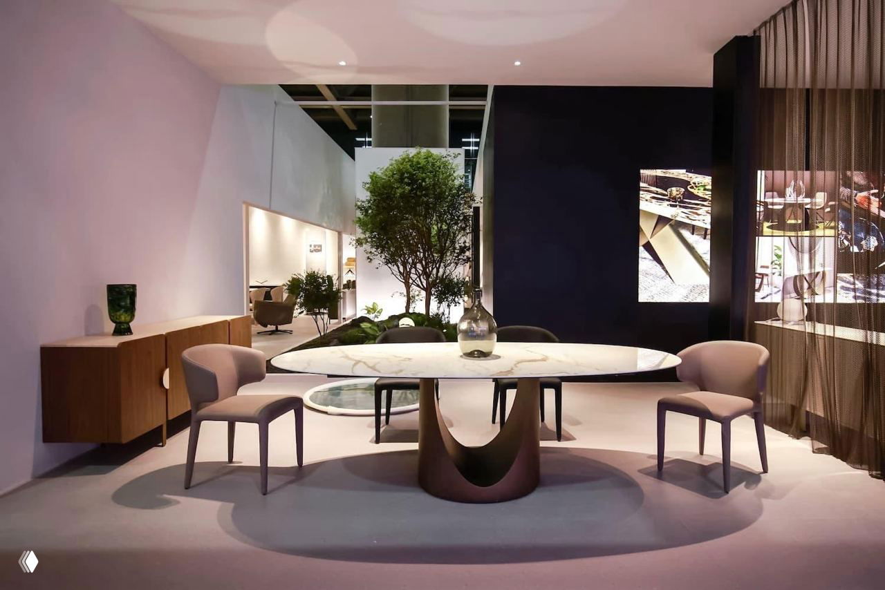 Стенд с обеденным столом и мягкими стульями в спокойной композиции: пример выставочной экспозиции мебели для дома.