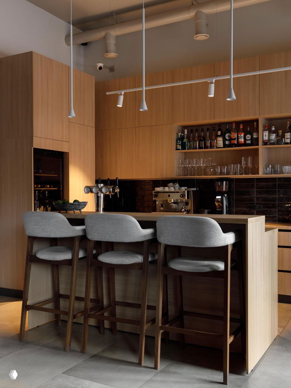 Барная зона ресторана Balance: деревянный бар с табуретами, кофейное оборудование и открытые полки со стеклянной посудой и бутылками.