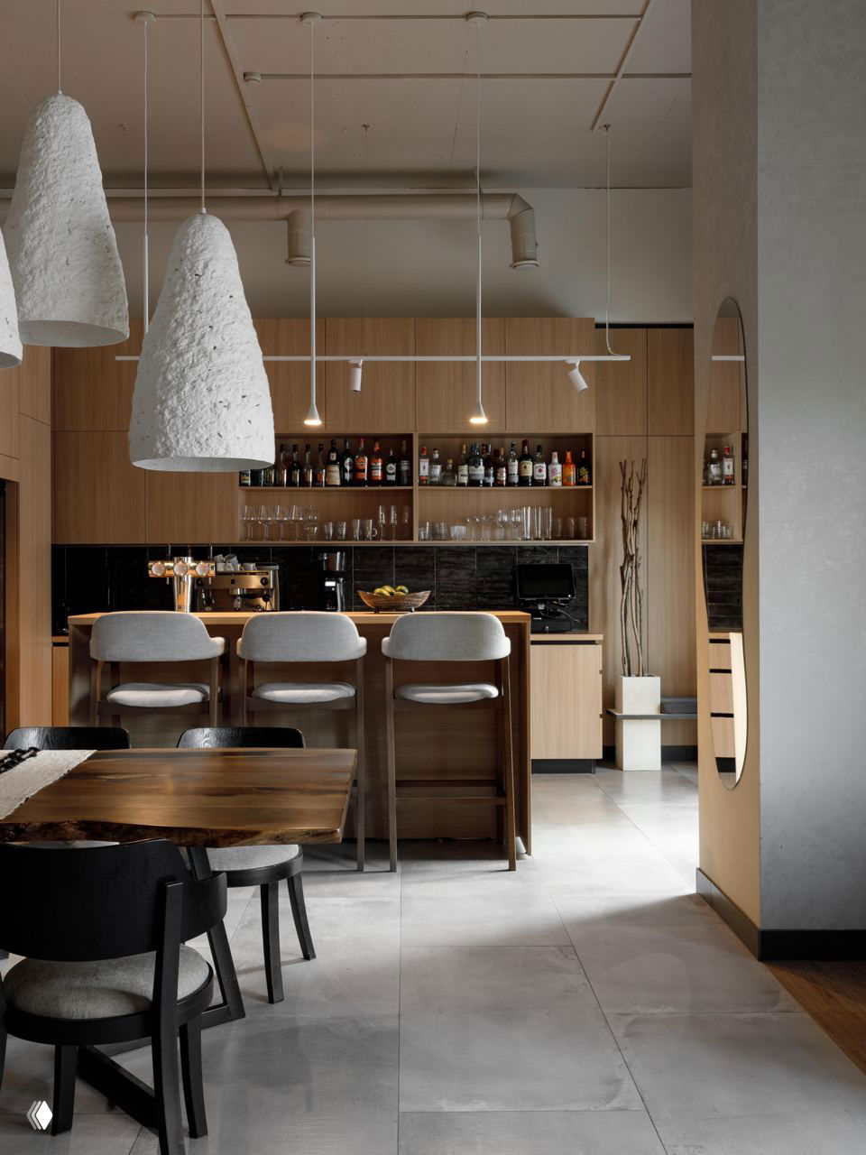 Общий вид барной и обеденной зоны ресторана Balance: сочетание древесины, камня и спокойной отделки в интерьерном решении дизайнера.