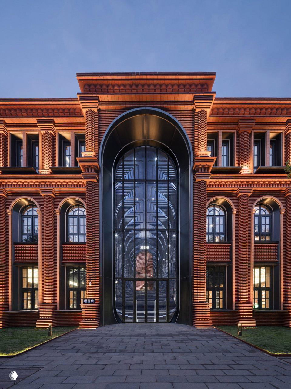 Огромная черная лестница и 400 000 кирпичей