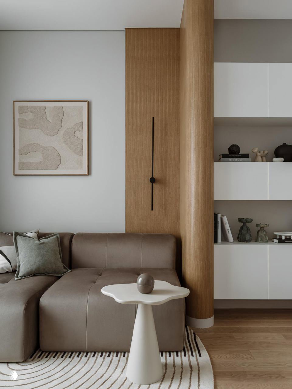 Угловой кожаный диван у деревянного колонного элемента, округлые формы мебели, нейтральные текстуры и продуманная мягкая планировка зоны отдыха