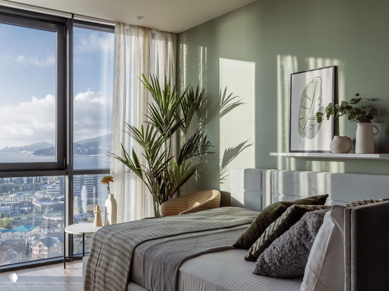 Светлая спальня с большим окном в пол, зелёные растения в углу, вид на городской пейзаж и мягкая нейтральная палитра в интерьере