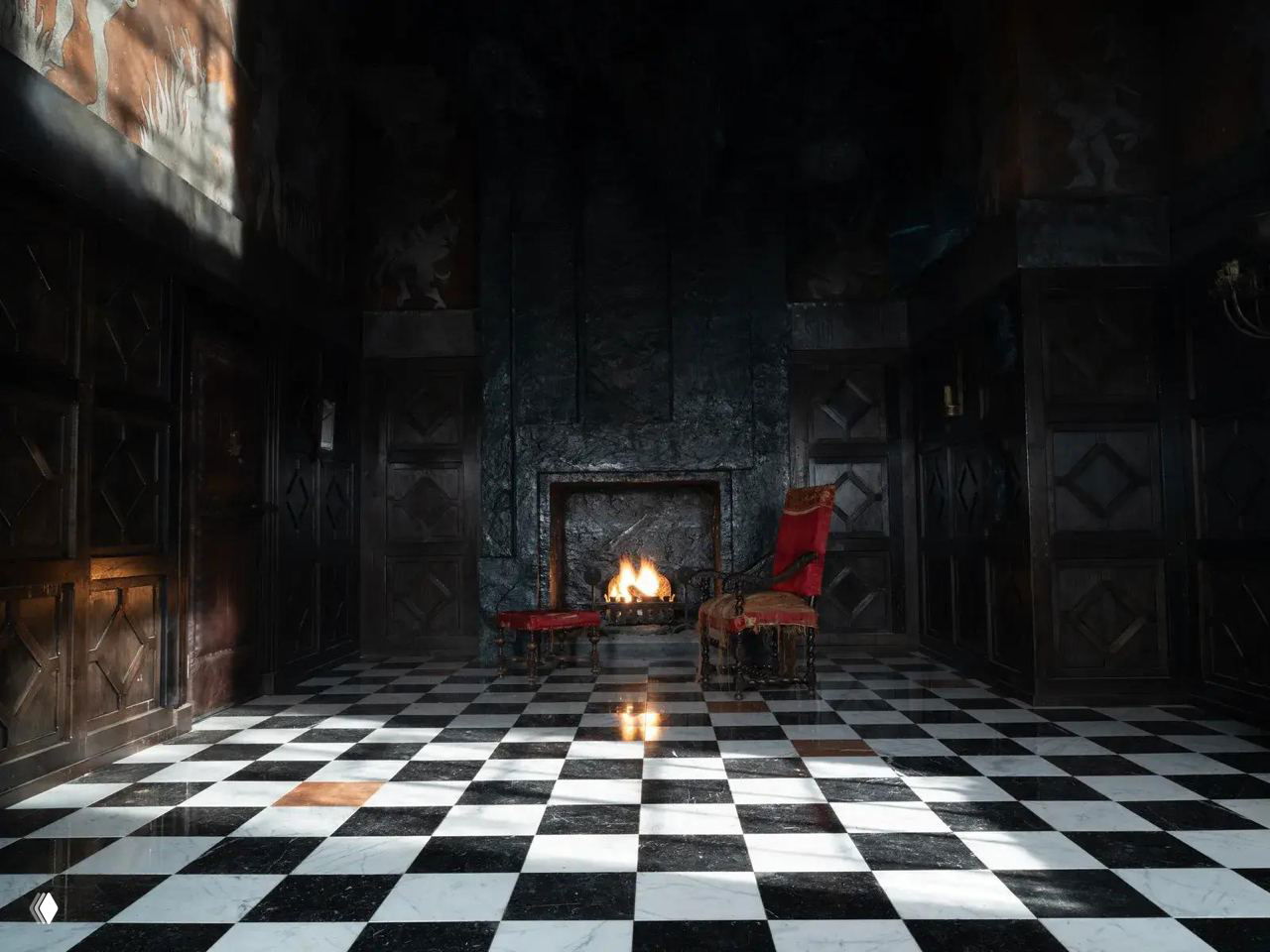 Мрачный зал усадьбы: чёрно‑белый шахматный пол, камин с огнём и несколько красных стульев на фоне тёмных деревянных панелей.