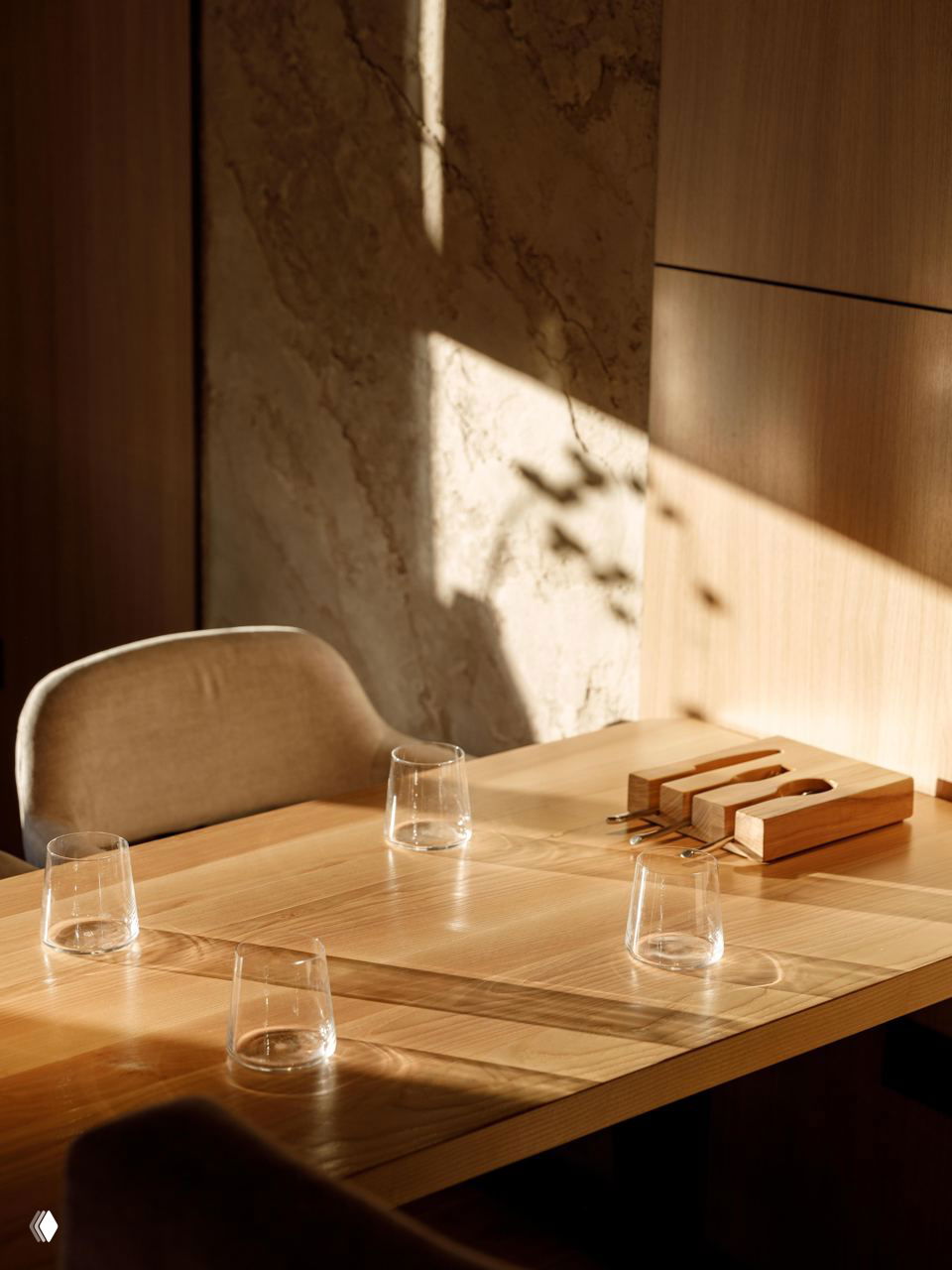 Деталь интерьера ресторана Balance: сервировка на столе, деревянные поверхности и тёплый тон отделки, создающие ощущение уюта и баланса.