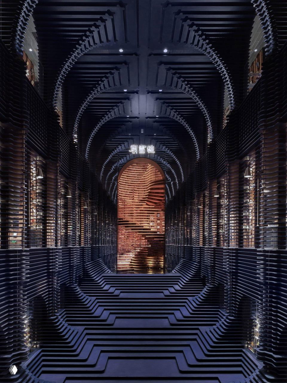 Внутренний коридор с чёрной лестницей и ритмичными арками: тёмные ступени и рефлексии создают глубину и визуальную драму в книжном пространстве.