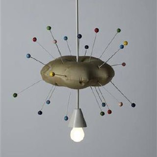 Графическая абстрактная композиция в серых тонах с точечными и лучевыми элементами — декоративный мотив, связанный с дизайнерскими набросками.