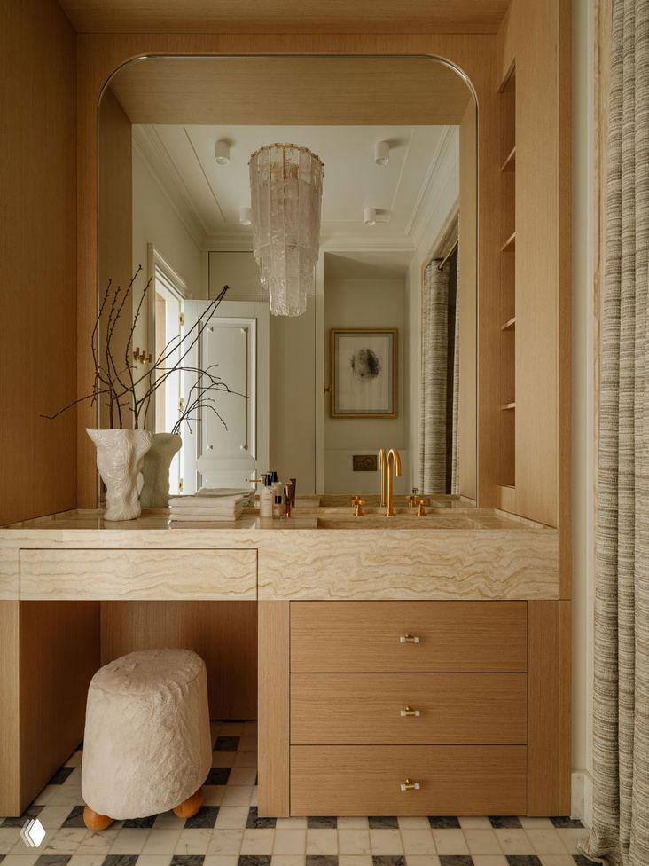 Санузел и туалетная зона с мраморной столешницей, большим зеркалом, золотистыми смесителями и натуральной отделкой поверхностей в проекте Юлии Шакун.