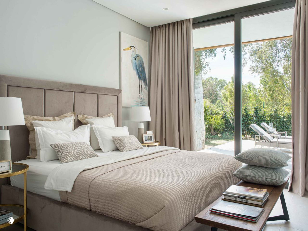 Нейтральная спальня с высокими стеклянными дверями в пол, взгляд на сад и легкие бежевые текстуры в постельном белье и шторах