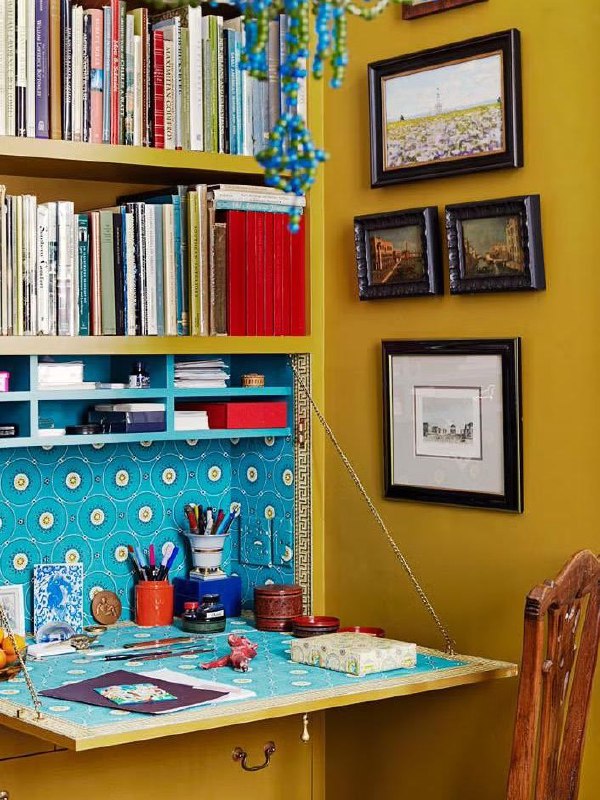 Рабочая зона с полками и столом для рукоделия и творческих материалов; превью изображения содержит искажения и артефакты, часть деталей неразборчива.