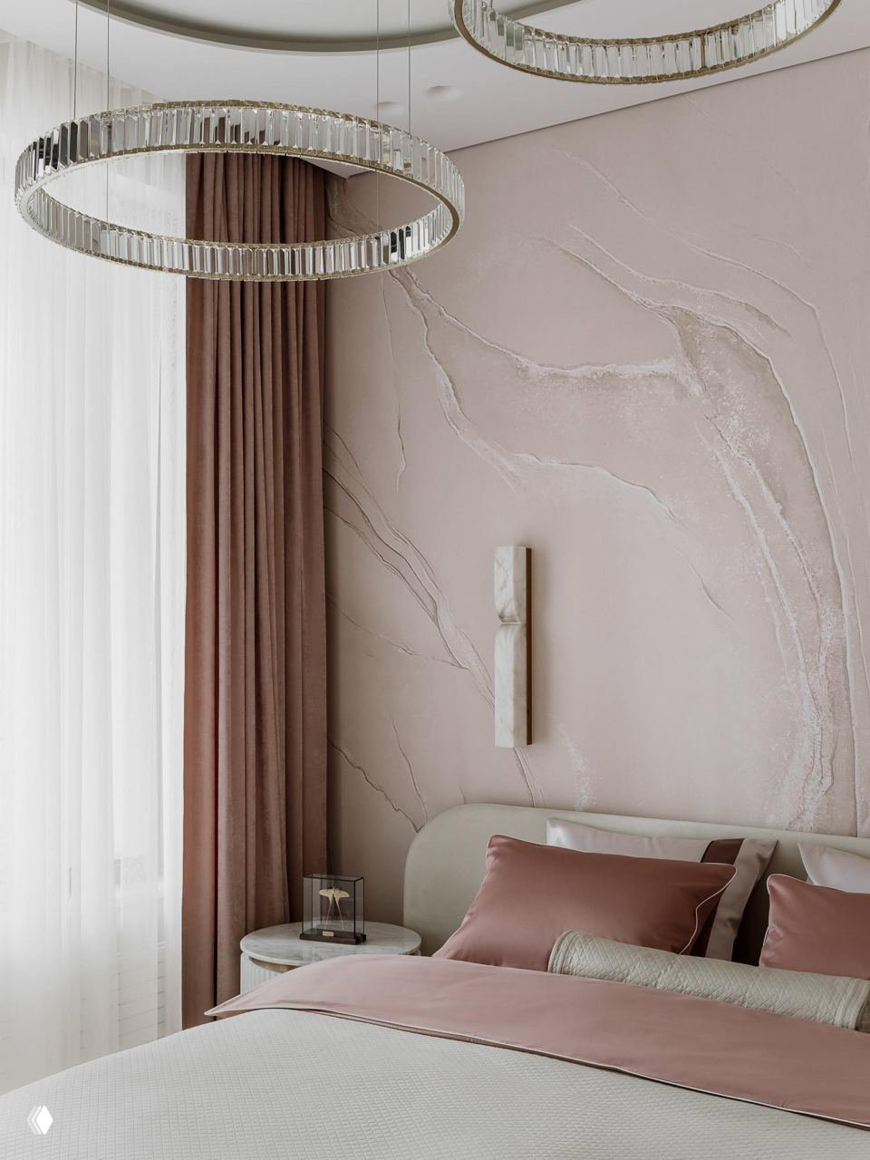 Спальня в пастельных розово‑бежевых тонах: бархатные шторы, декоративная рельефная фактура стены и спокойный текстиль на кровати