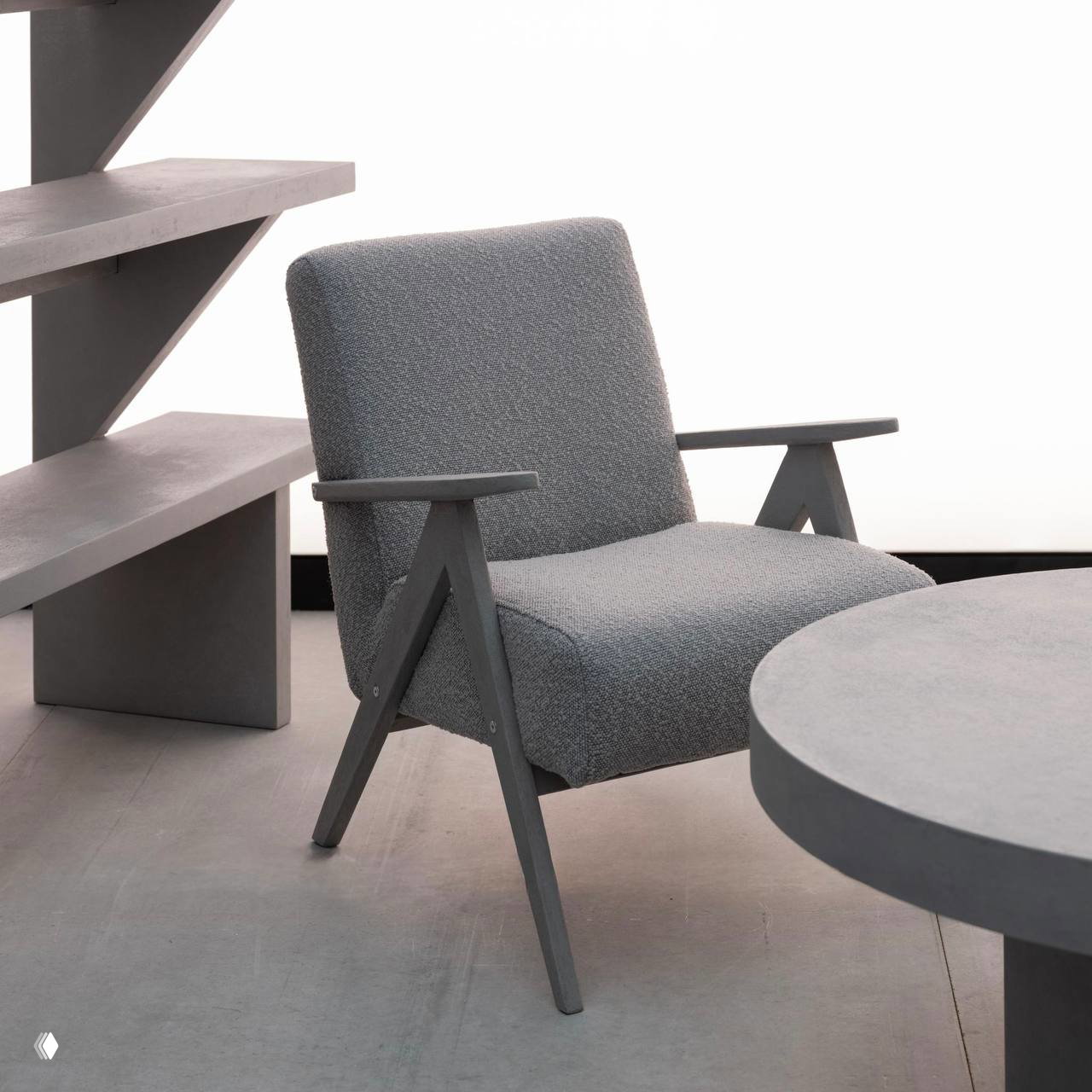 Деталь кресла из коллекции «Уют» Le Atelier: деревянная конструкция, обивка и вид на стол с покрытием под микробетон в интерьерной подаче