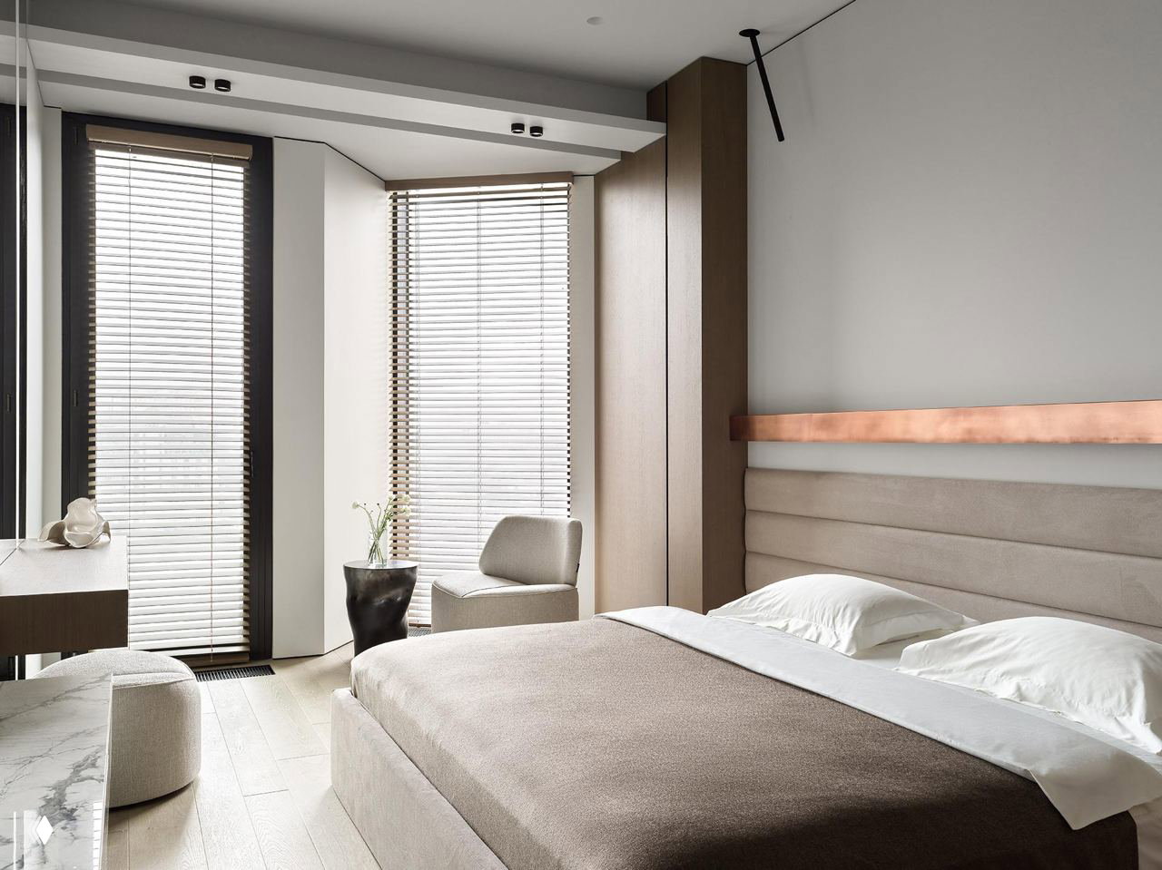 Спальня с обширным остеклением в углу комнаты, тёмно-зелёные обои с узором, большое окно в пол и много естественного света через боковые проёмы