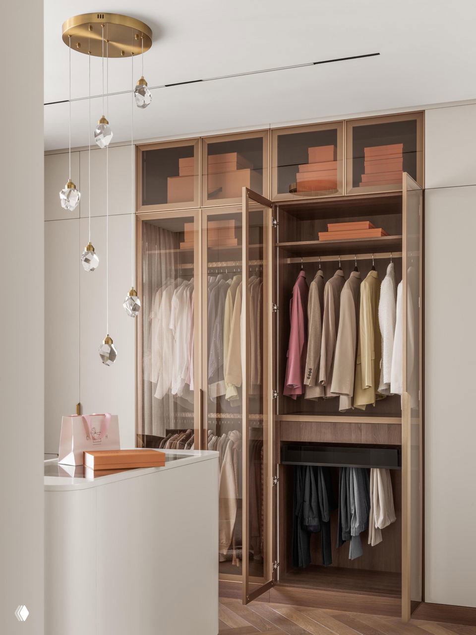 Стеклянные дверцы шкафа, теплые деревянные тона и аккуратно расставленные коробки сверху — рациональная планировка для сезонного хранения вещей.