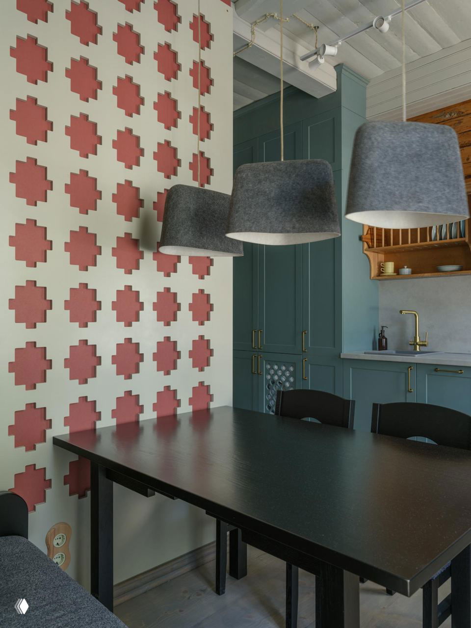 Обеденная зона с чёрным столом, подвесными светильниками и декоративным орнаментом на стене — акцентные детали в реставрированном интерьере.