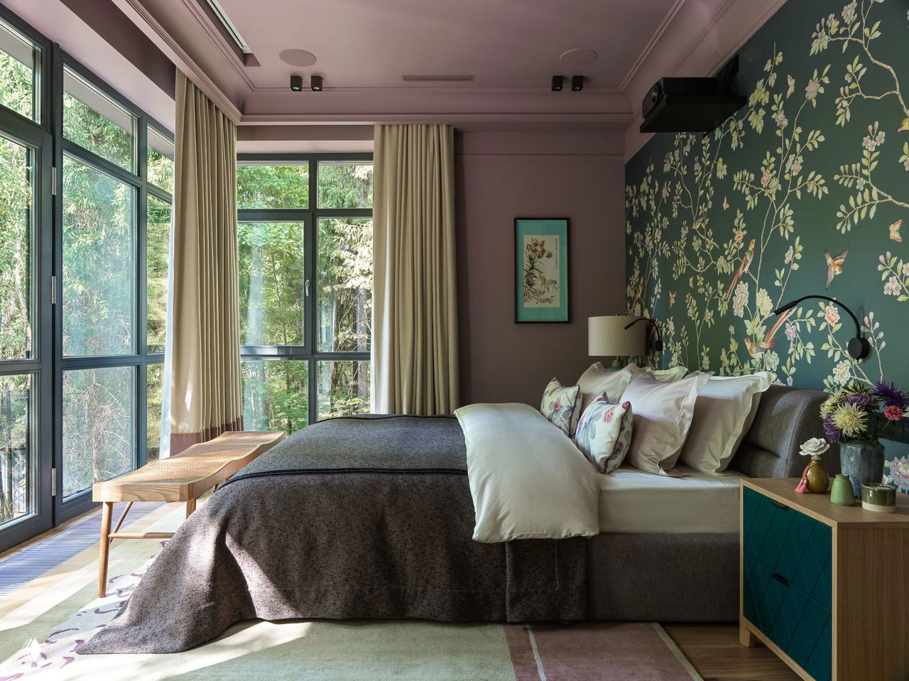 Спальня с большим окном и панорамным видом, роскошная классическая люстра, деревянные панели и мягкая текстура ковра на полу в нейтральных тонах