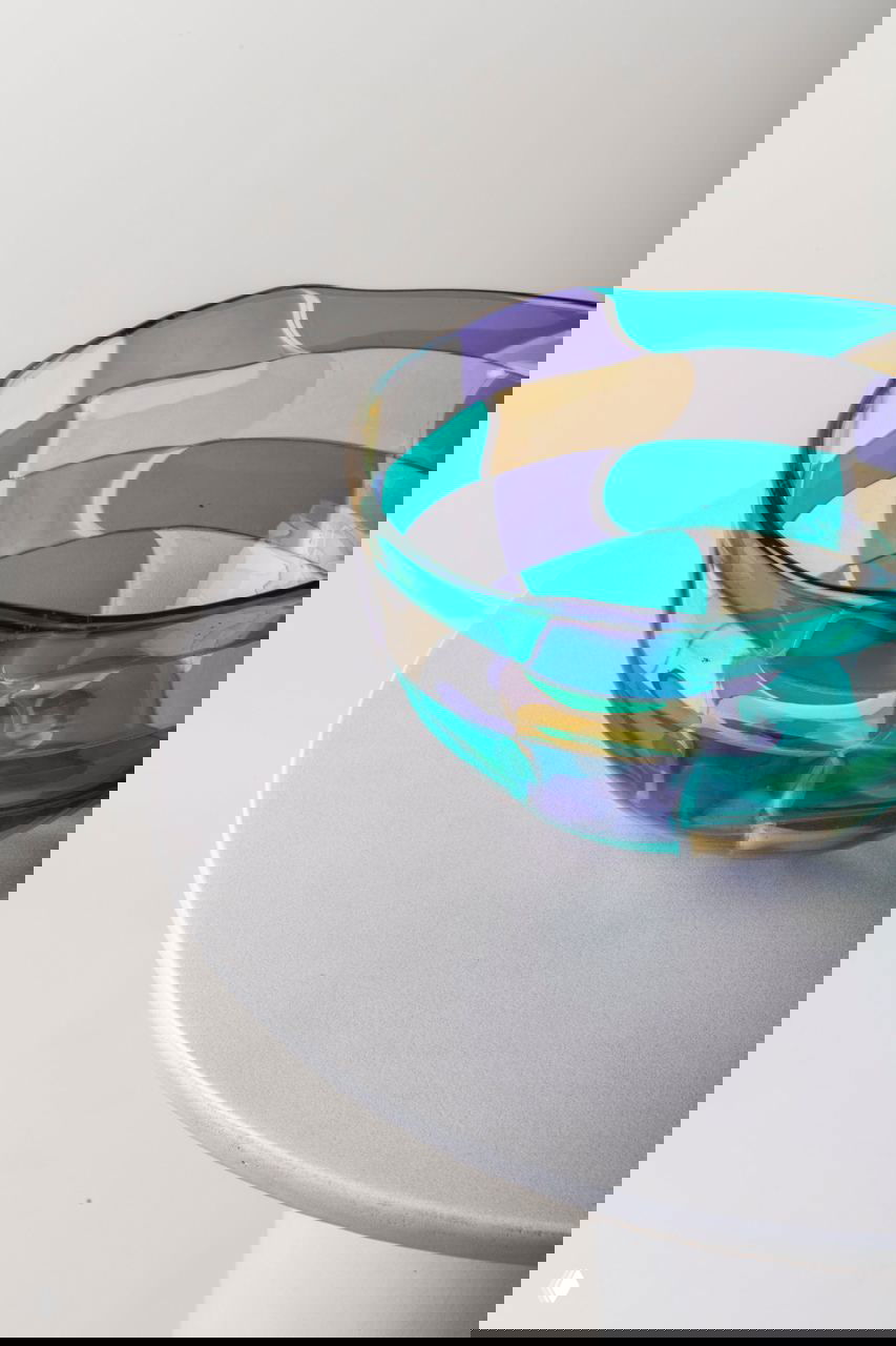 Крупный план стеклянной чаши Pezzati: плотно уложенные цветные плитки и плавные линии, демонстрирующие текстуру и прозрачность муранского стекла.