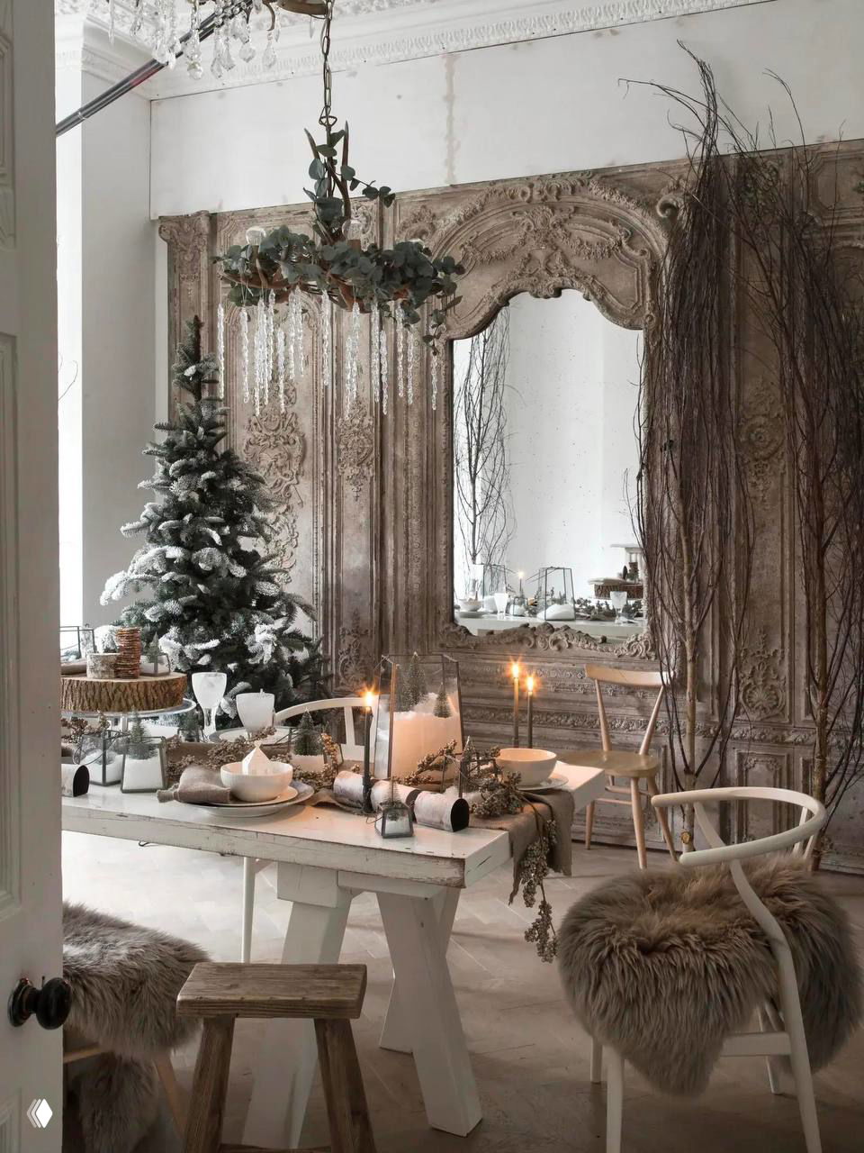 Светлая столовая в скандинавском стиле: деревянный стол, еловая ёлка, свечи и минималистичный декор создают спокойную праздничную атмосферу.