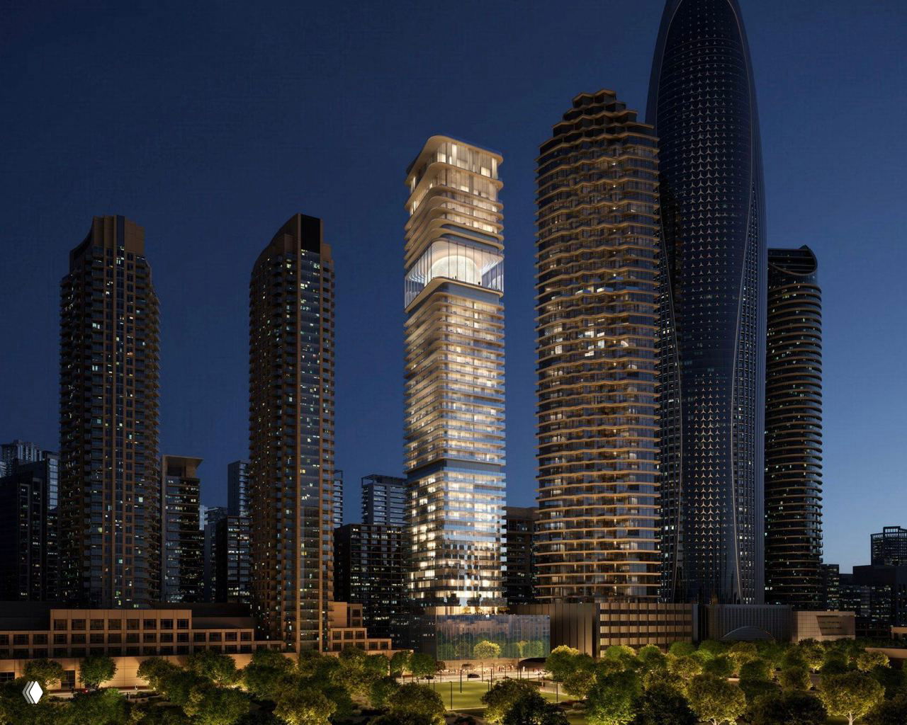 Вид на жилой небоскреб Inaura среди соседних высоток в районе Downtown: стройная башня с крупным верхним объемом и панорамной застекленной зоной.