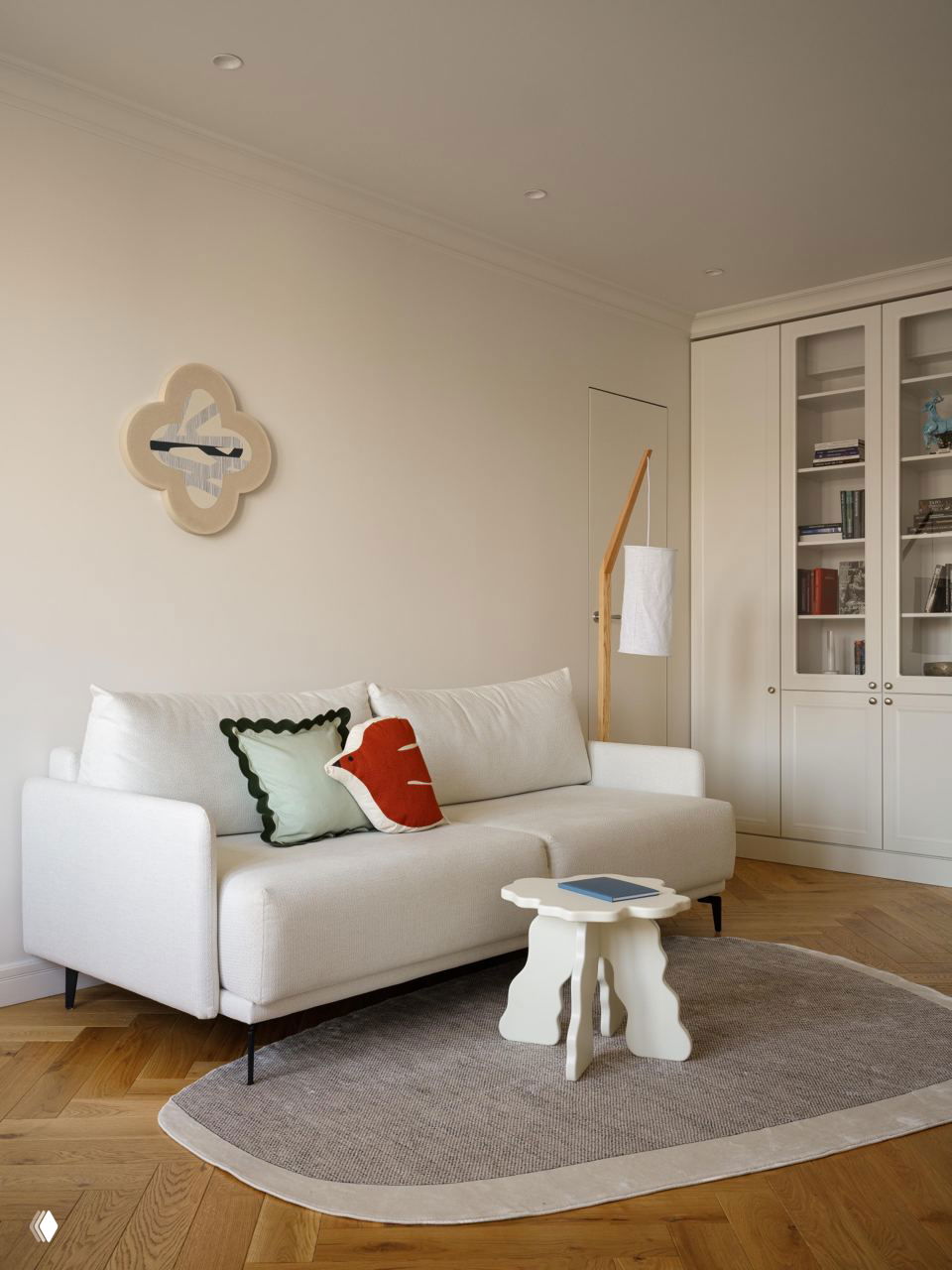 Гостиная с белым двухместным диваном, декоративными подушками и деревянным паркетом; спокойная нейтральная палитра и журнальный столик в центре.