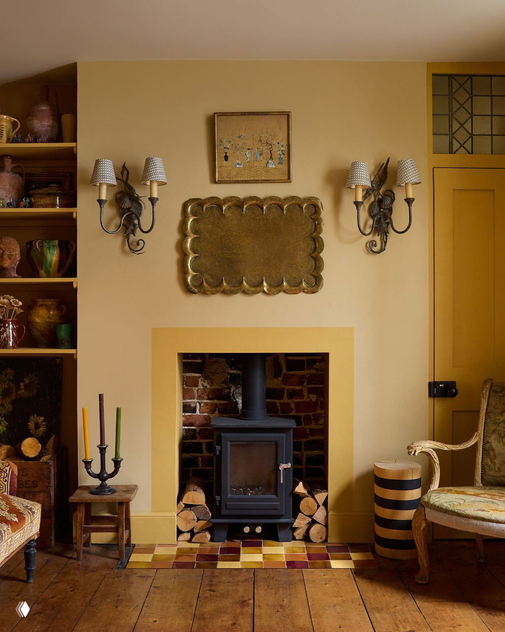 Коттедж XVIII века в Диле: желтые стены, стулья