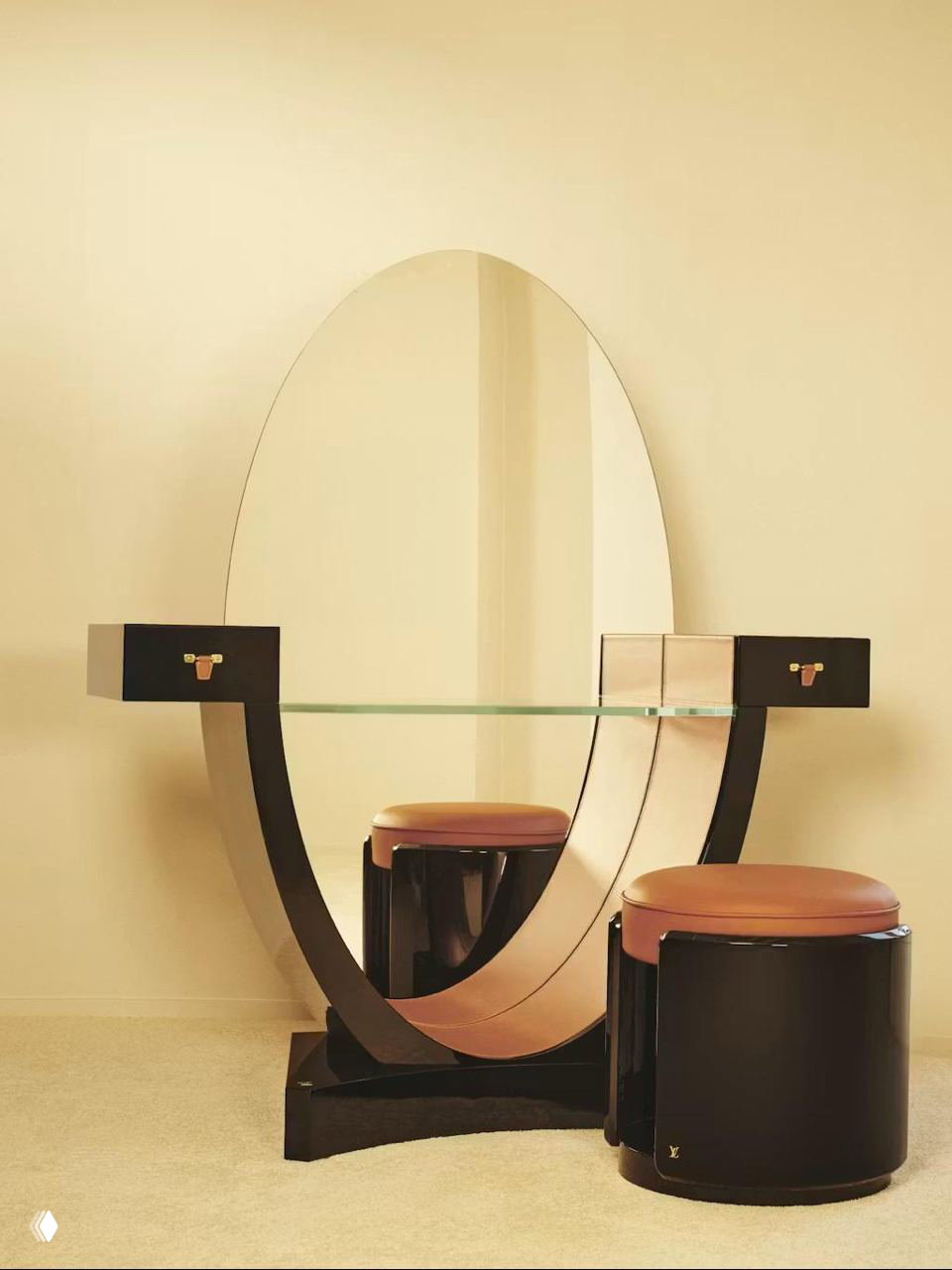 Туалетный столик Pierre Legrain Hommage с овальным зеркалом, стеклянной полкой и кожаным табуретом Riviera — предметы новой коллекции Louis Vuitton.