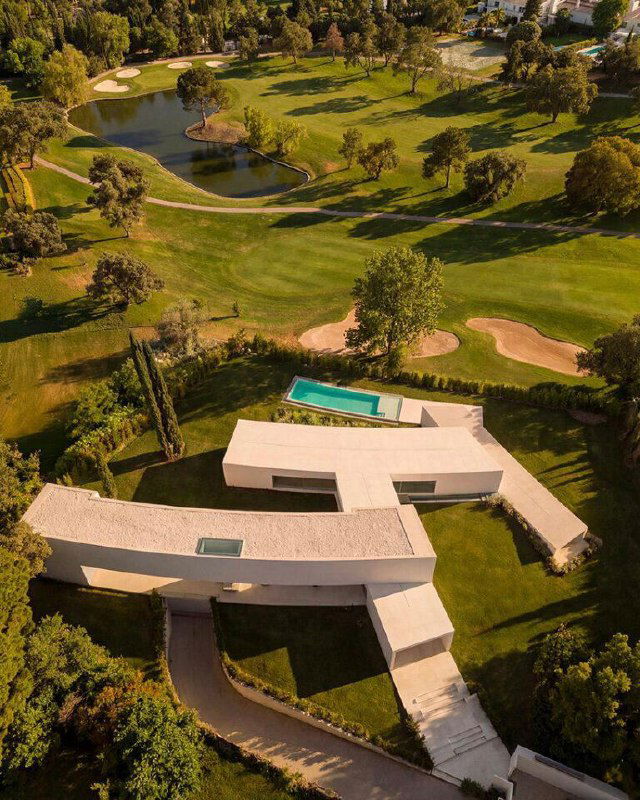 Белый бетон и зелень: Villa Lago в Испании