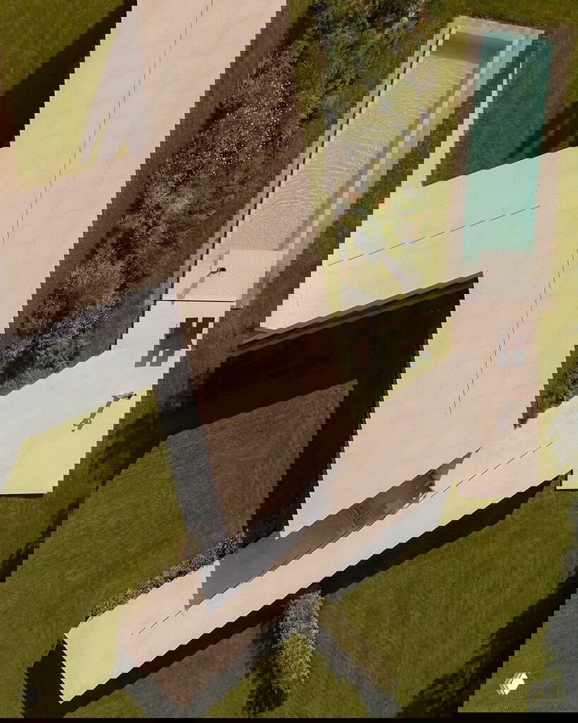 Детальная аэрофотосъёмка движения между корпусами Villa Lago: центральный проход к бассейну и примыкающие зелёные зоны с разной атмосферой.