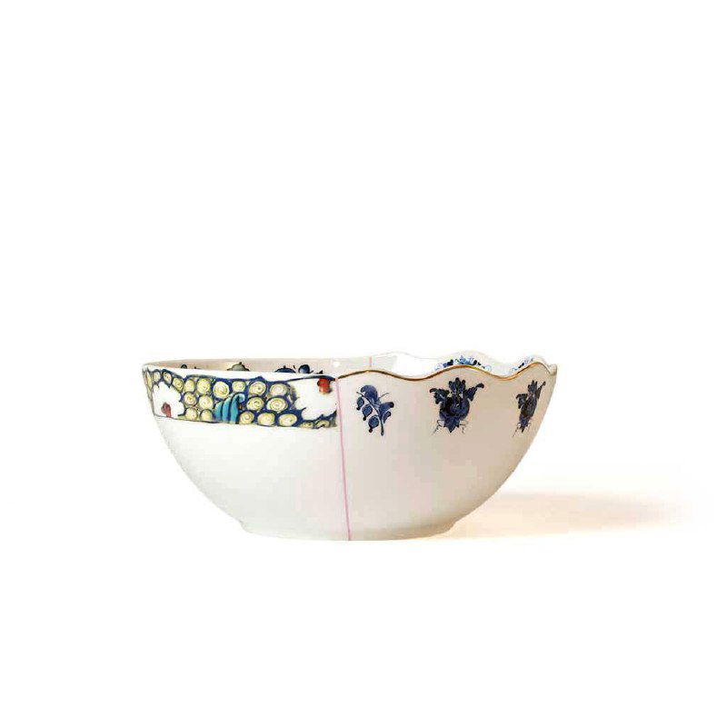 Низкая белая миска с тонкой золотой каймой: одна половина украшена гжельскими элементами, другая — светлыми орнаментами в восточном стиле.