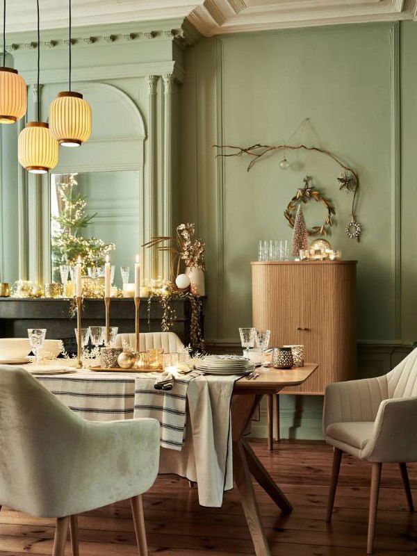 Детали праздничного стола: тарелки, приборы, свечи и декоративные шары на фактурной скатерти — внимание к мелким элементам делает сервировку завершённой.