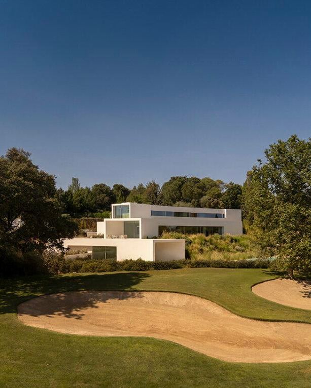 Кадр с артефактами или глитчами в одном из рендеров/фото: архитектурные формы Villa Lago частично искажены пикселизацией, но читаемы линии белого бетона и Terraces.