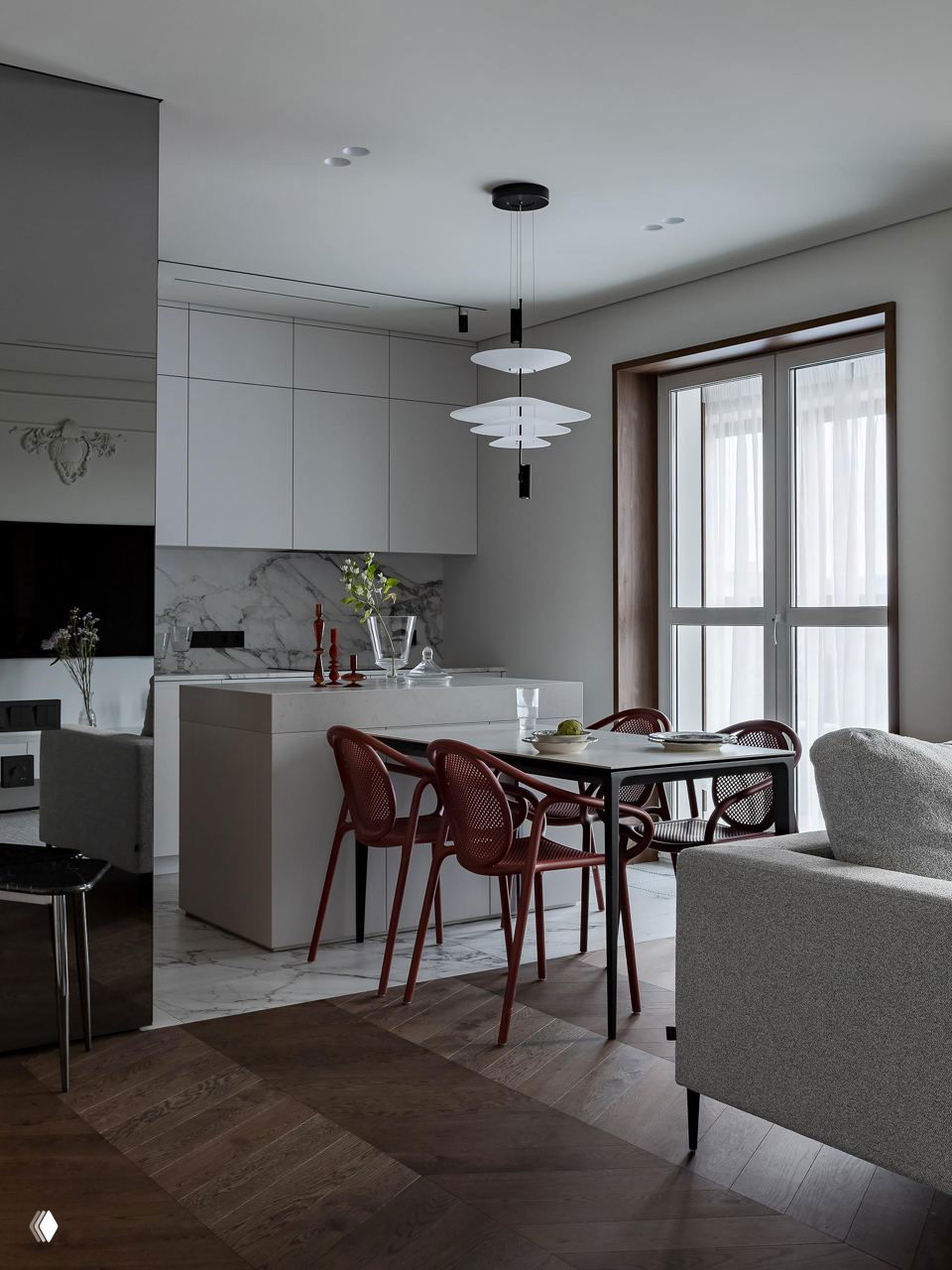 Лепнина и красные акценты: квартира 84 м² в Минске