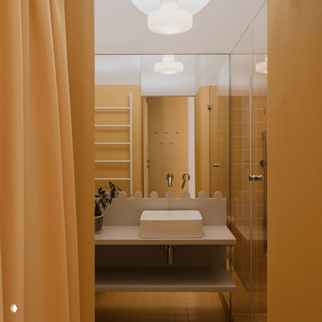 Ванная комната в насыщенных охровых тонах: плитка и стеновые покрытия, подвесной умывальник и зеркальная поверхность при тёплом свете.