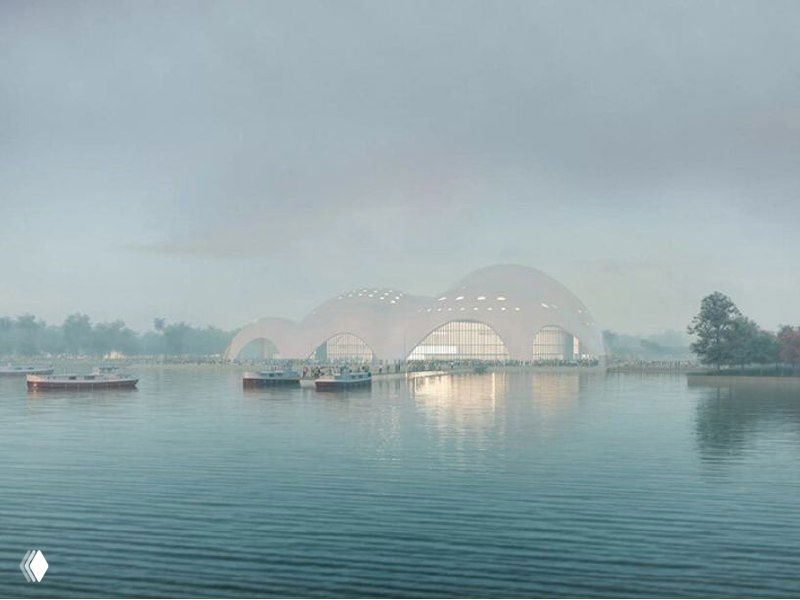 Панорамный вид на полуостров Куанг Ан с оперным театром: спокойная водная гладь, причалы и маленькие лодки на переднем плане на фоне архитектуры.