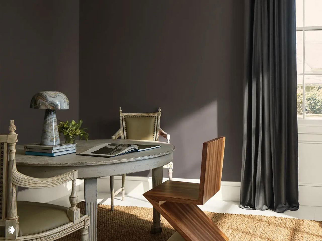 Столовая с круглым столом, стульями и шторами на фоне стен, окрашенных в глубокий тёмный цвет Silhouette — пример тёплого, графичного интерьера.