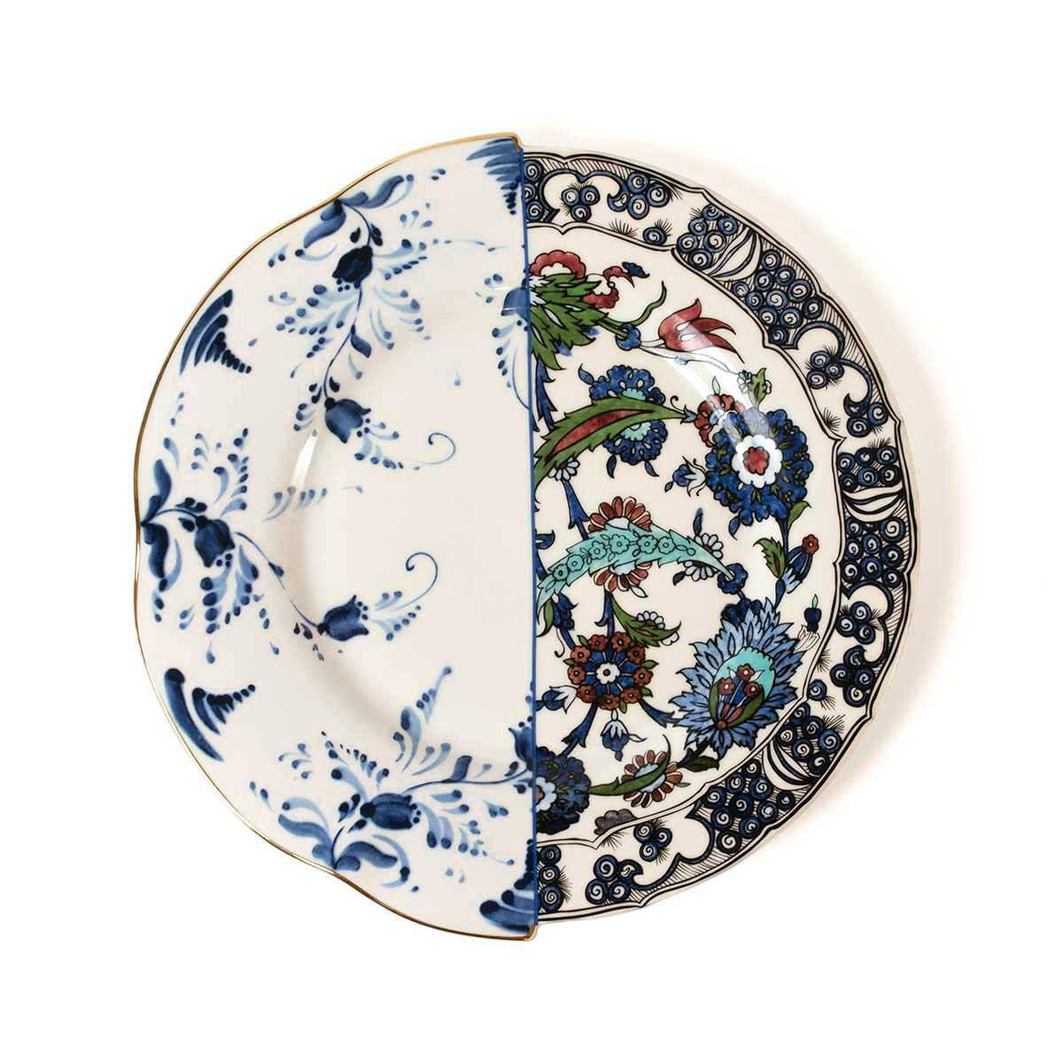 Круглая тарелка, левая половина в традиционной синей гжельской манере, правая — насыщенные цветные восточные узоры с растительными мотивами.