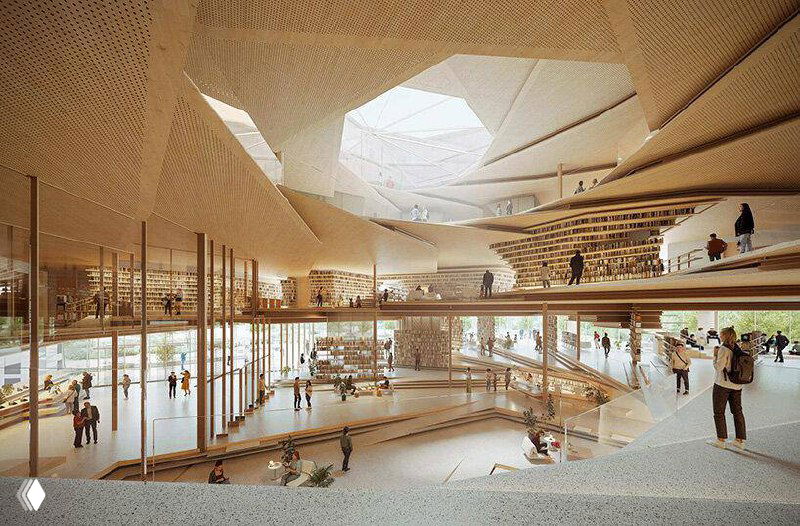 Внутренний вид атриума библиотеки: большое гранёное окно, светлое дерево в отделке, террасы с книгами и спокойная атмосфера.