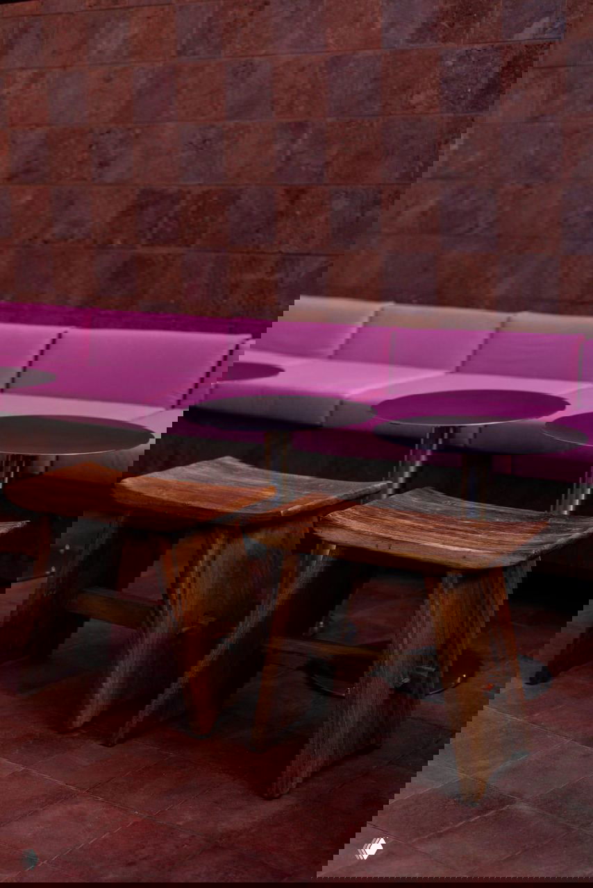 Декоративный каменный сосуд на мраморной столешнице и миска с кусочками тесонтле — детали оформления бара, отсылающие к доколумбовой эстетике и материалам.