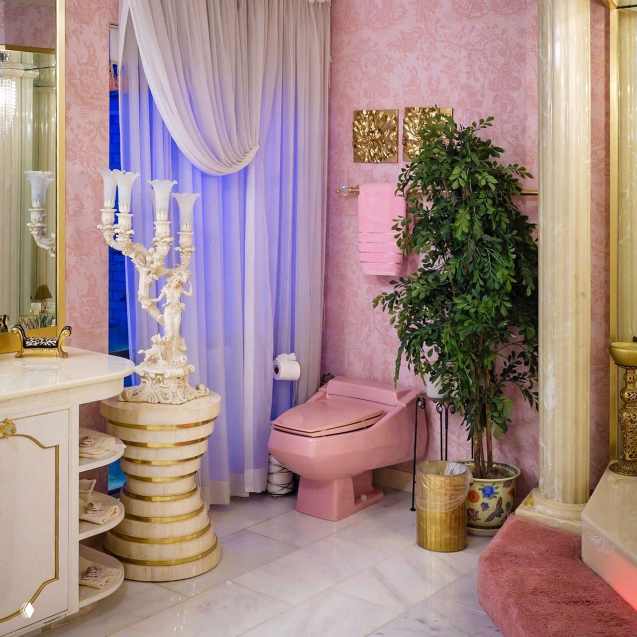 Розовая ванная комната с туалетом в тон, резными декоративными элементами и мраморной отделкой — выраженный пример китч‑эстетики конца 1970‑х.