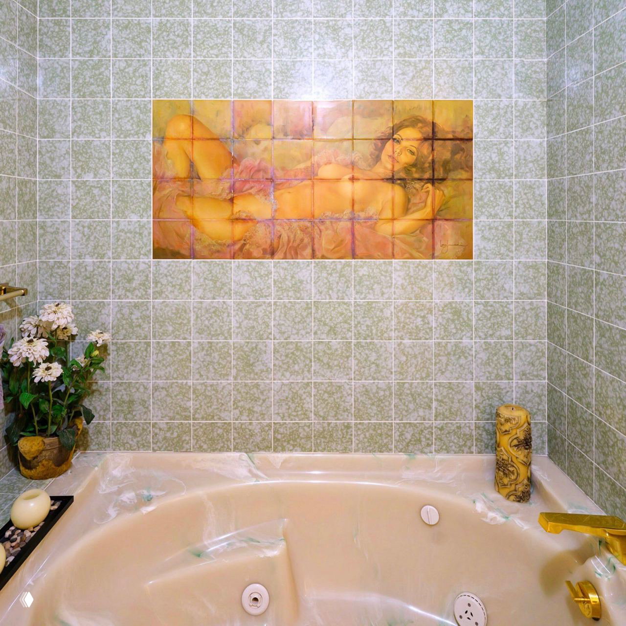 Санузел с джакузи и плиточной панелью с изображением обнажённой женской фигуры на фоне зелёной мраморной плитки — декоративный мотив 1970‑х.