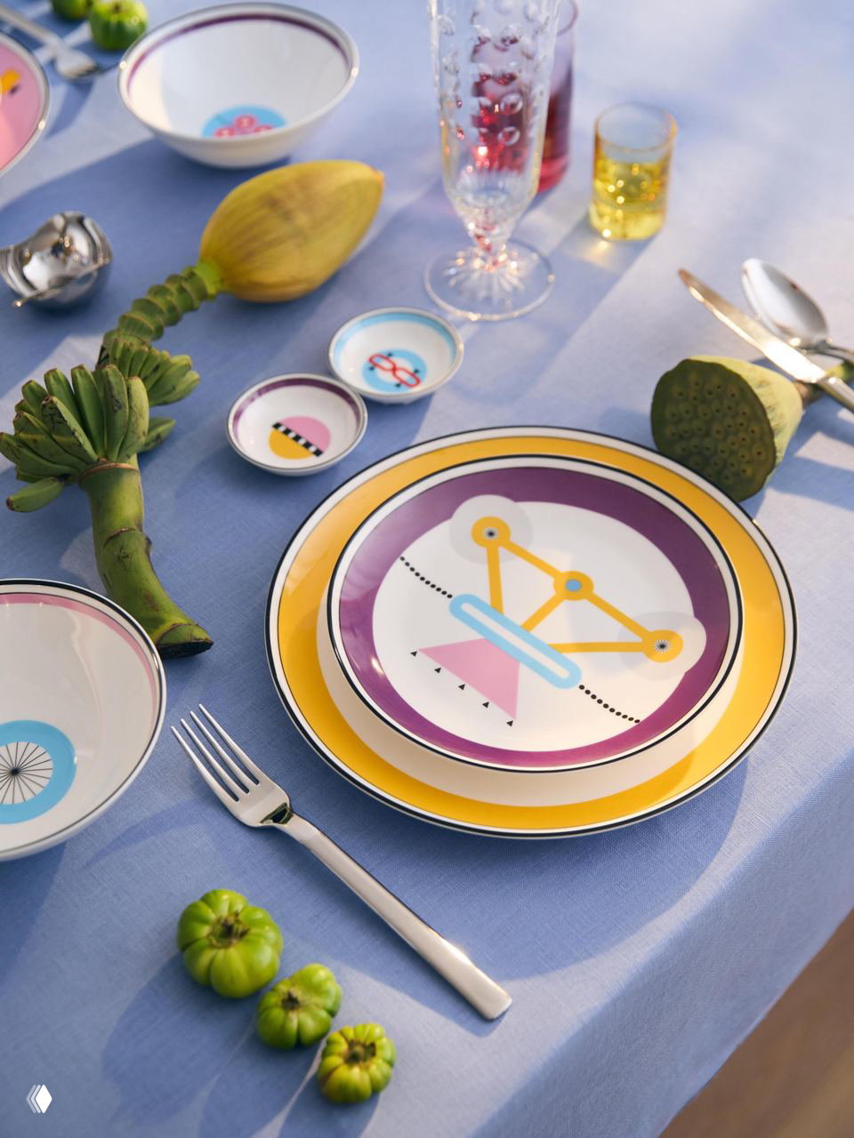 Крупный план тарелки с пурпурной окружностью и жёлтой каймой из коллекции Shirokov: видно графическое оформление и текстуру фарфора на светлой скатерти.
