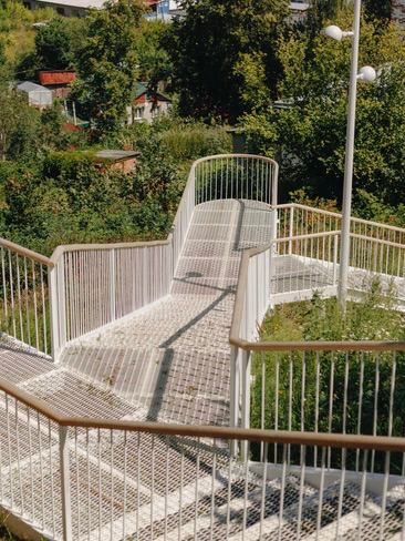 Общий план смотровых площадок и переходов лестницы: несколько уровней и обзорных точек, ограждения и сетчатые ступени.