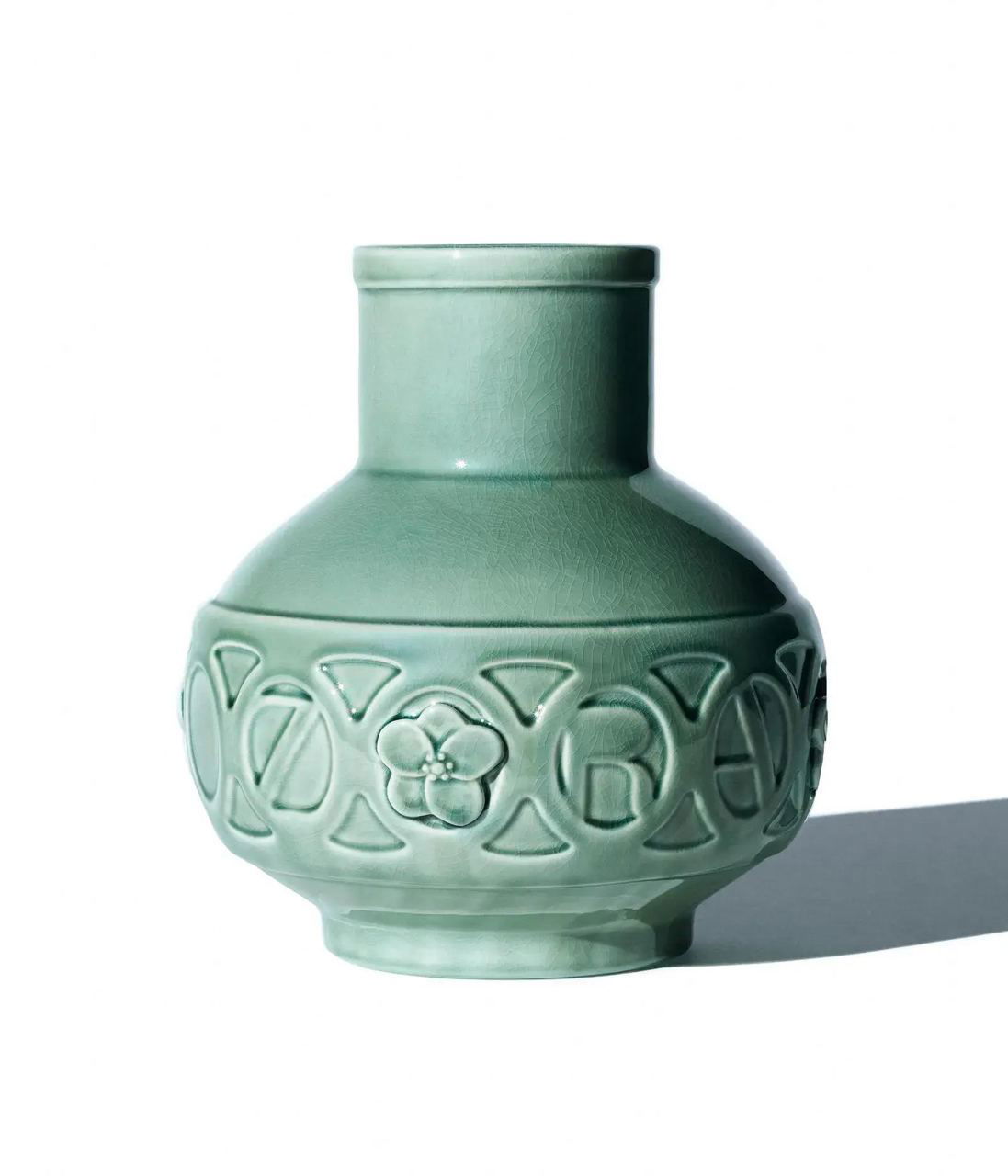 Бирюзовая керамическая ваза с рельефным орнаментом на белом фоне — один из интерьерных объектов лимитированной коллекции Zara в честь 50‑летия.